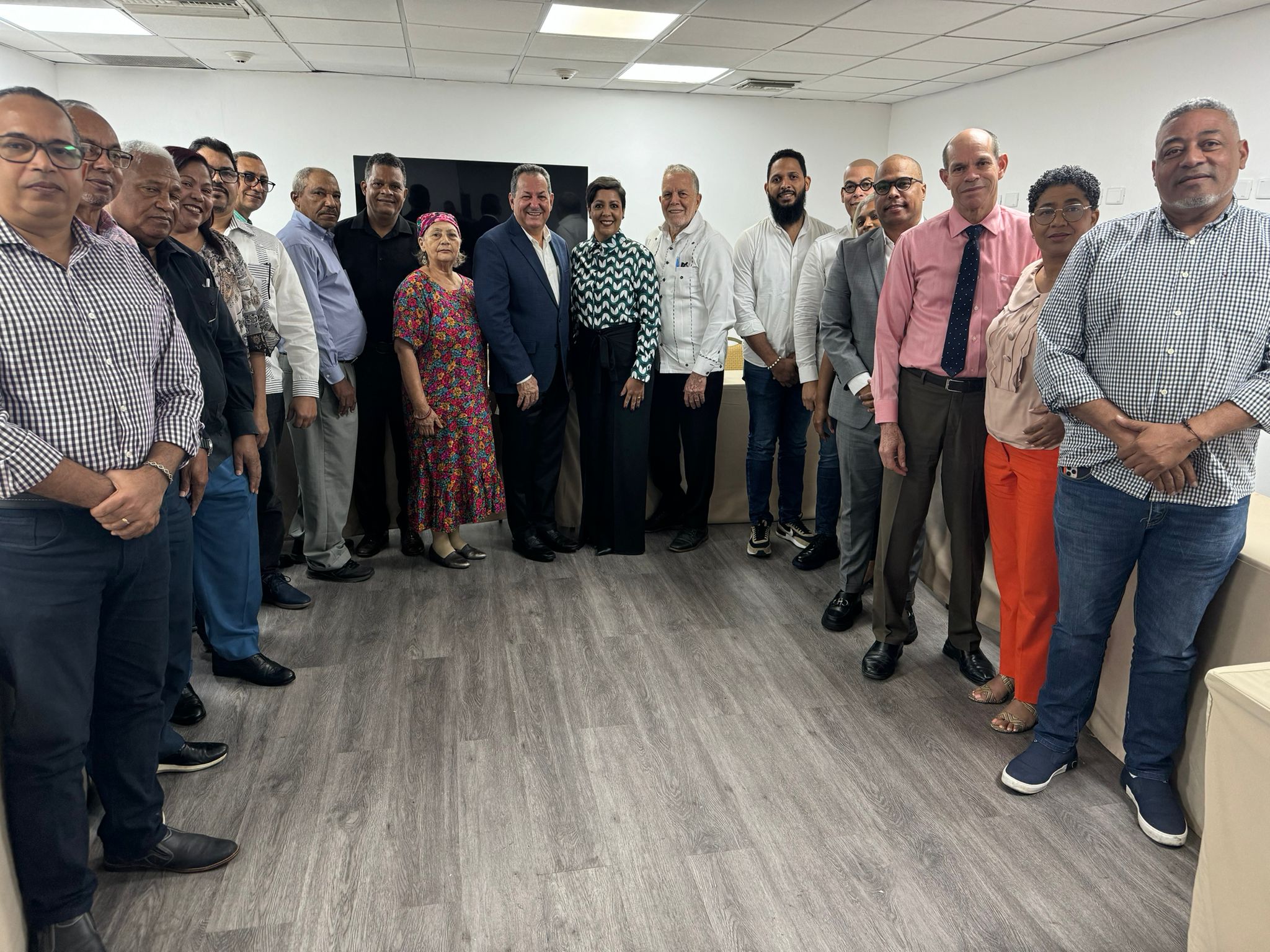 Encuentro ampliado de líderes y representantes empresariales