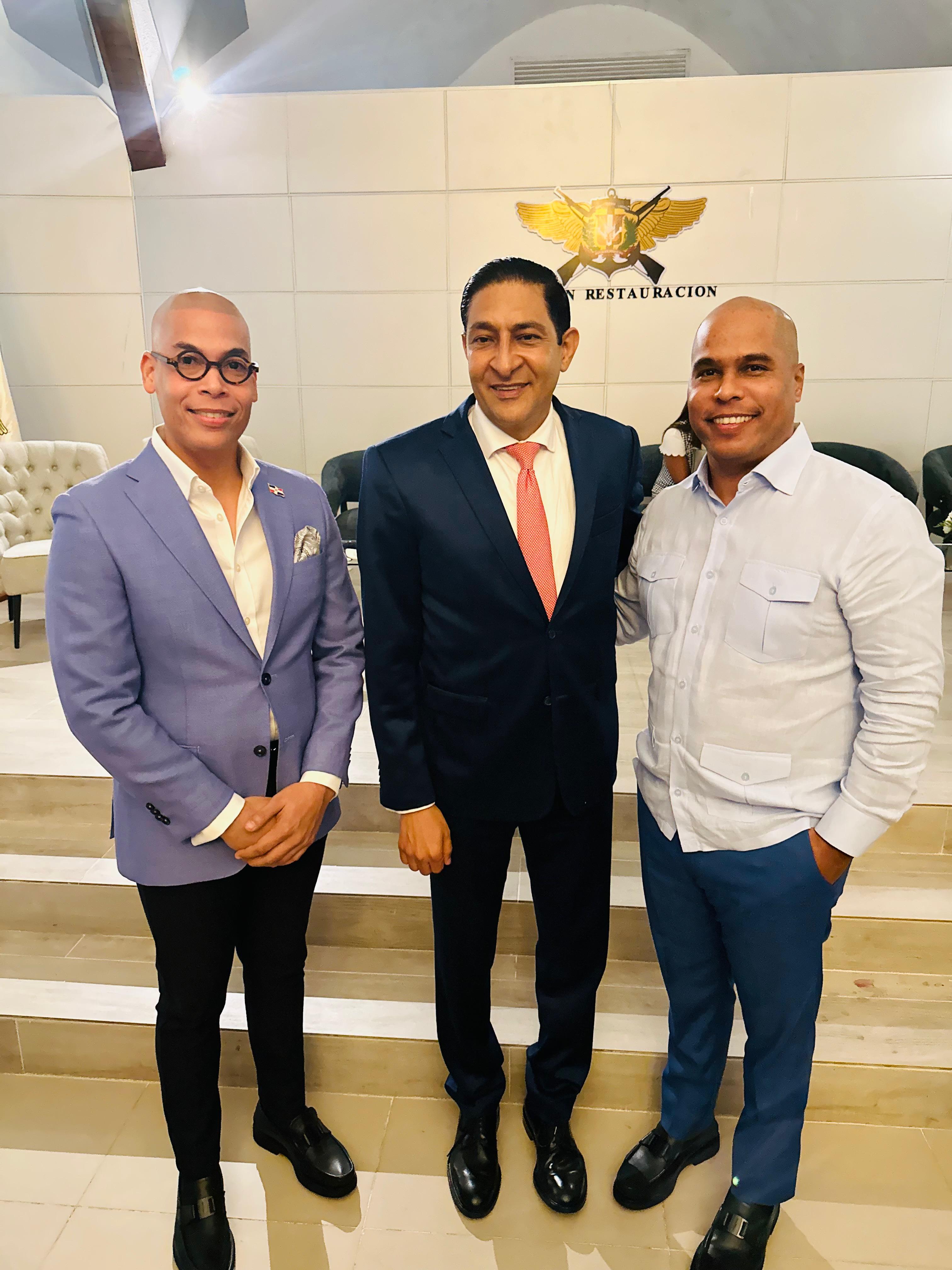 Representantes de UDOMIPYME junto a líder institucional